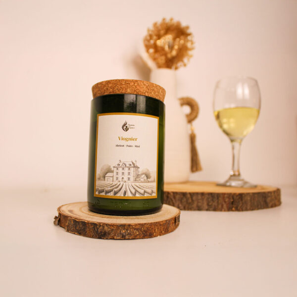 Bougie parfumée artisanale Viognier avec verre de vin blanc et vase décoratif