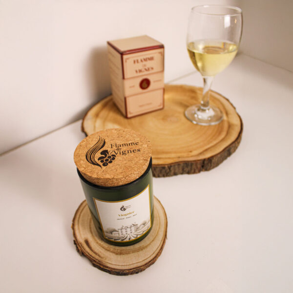Couvercle en liège Flamme de Vignes posé sur la bougie parfumée Viognier
