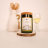 Bougie parfumée artisanale Viognier devant vase et verre de vin