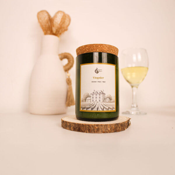 Bougie parfumée artisanale Viognier devant vase et verre de vin
