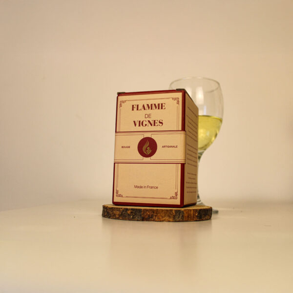 Bougie parfumée artisanale Viognier sur socle en bois avec une boîte Flamme de Vignes