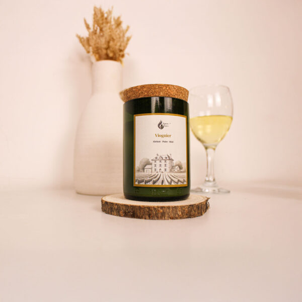 Bougie parfumée artisanale Viognier Flamme de Vignes à côté d’un verre de vin