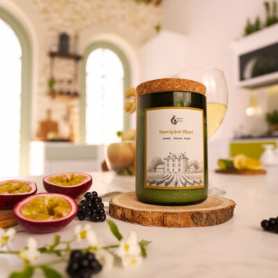 bougie parfumée artisanale faite main Sauvignon Blanc entourée de fruits exotiques et fleurs
