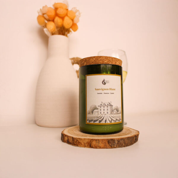 Bougie parfumée artisanale faite main – fond flou de bouquet et bouteille