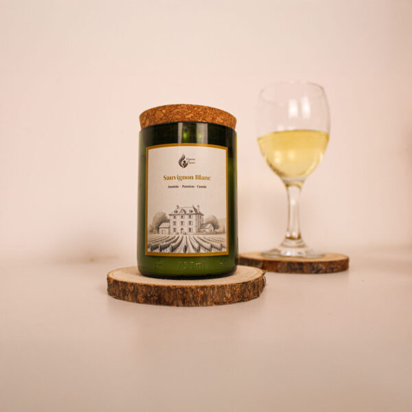 Bougie parfumée artisanale faite main – verre de vin en arrière-plan