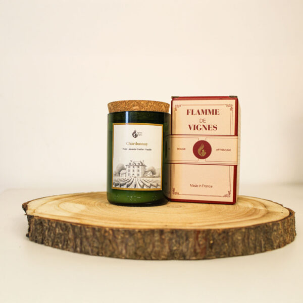 Bougie parfumée artisanale Chardonnay faite main – Flamme de Vignes – bouteille de vin recyclée avec notes de citron, pomme et vanille