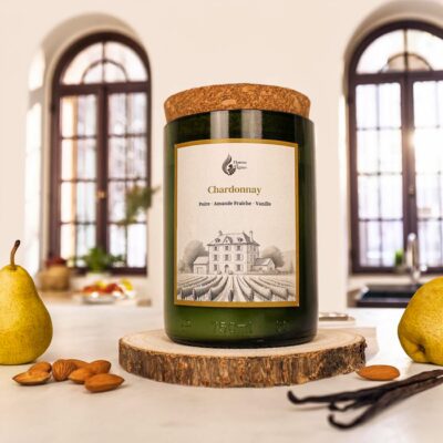Bougie parfumée artisanale Chardonnay faite main – Flamme de Vignes – bouteille de vin recyclée avec notes de citron, pomme et vanille