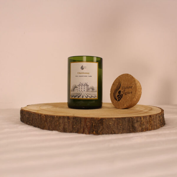 Bougie parfumée artisanale Chardonnay faite main – Flamme de Vignes – bouteille de vin recyclée avec notes de citron, pomme et vanille