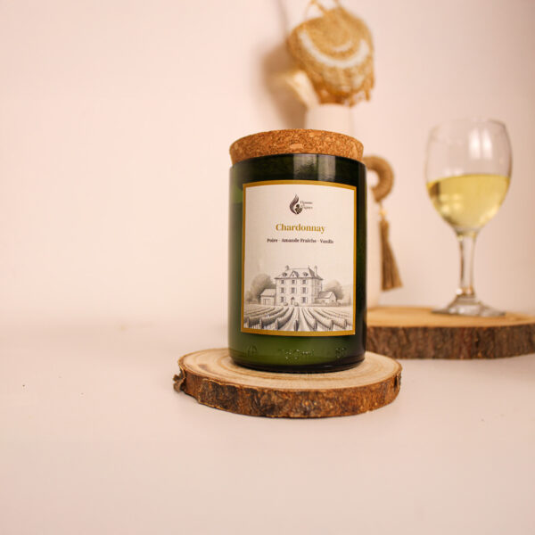 Bougie parfumée artisanale Chardonnay faite main – Flamme de Vignes – bouteille de vin recyclée avec notes de citron, pomme et vanille
