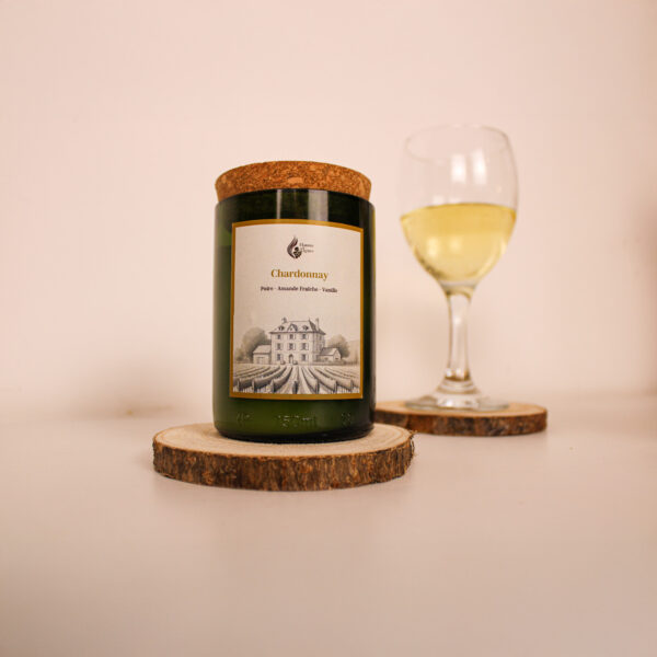 Bougie parfumée artisanale Chardonnay faite main – Flamme de Vignes – bouteille de vin recyclée avec notes de citron, pomme et vanille