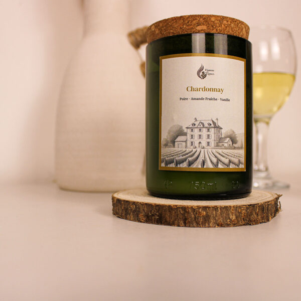 Bougie parfumée artisanale Chardonnay faite main – Flamme de Vignes – bouteille de vin recyclée avec notes de citron, pomme et vanille