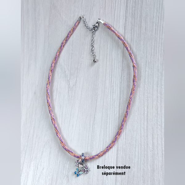 Collier kumihimo violet, orange et doré, et son double charm en argent.