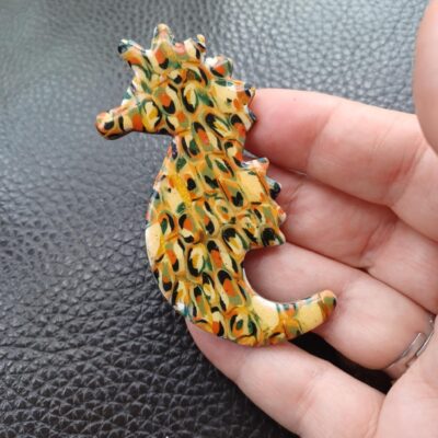 Broche femme hippocampe tacheté