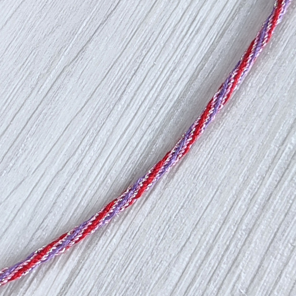 Détail du collier kumihimo rouge et violet