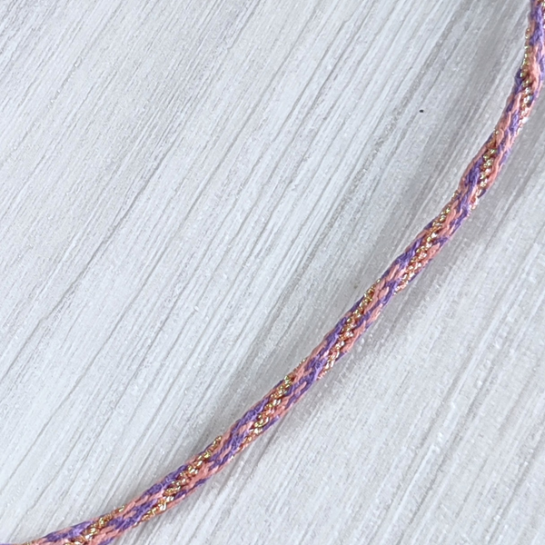 Détail du collier kumihimo violet orange et doré