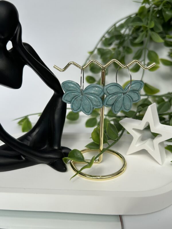Boucles d’oreilles en pâte polymère « Fleur romantique et bohème » vert d’eau