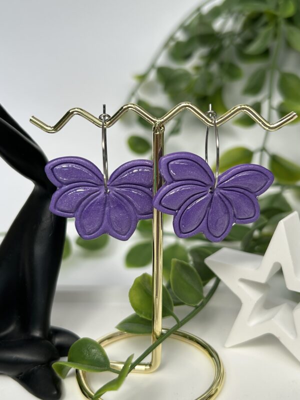 Boucles d’oreilles en pâte polymère « Fleur romantique et bohème » violette – Image 2
