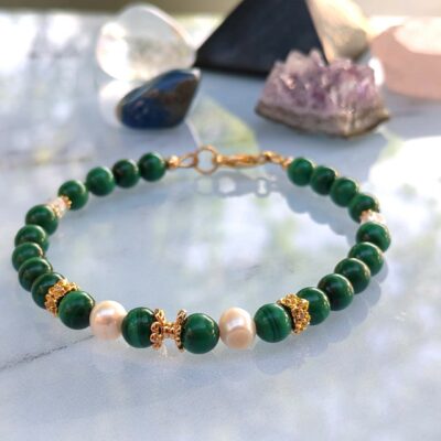 Bracelet fin en malachite, perles fines d eau douce, quartz craquelé et strass sur gold filled ( plaqué or supérieur)
