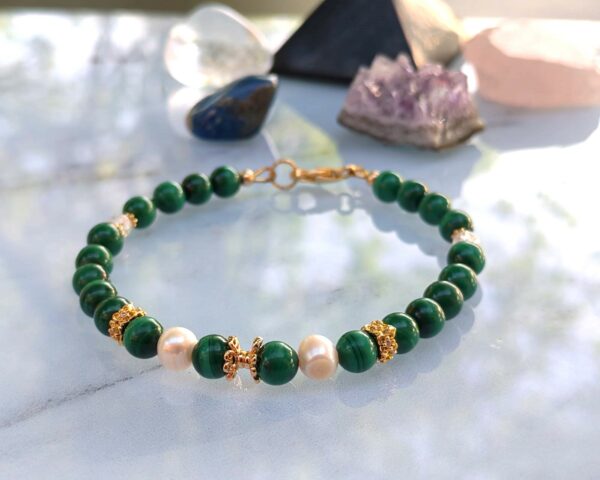 Bracelet fin en malachite, perles fines d eau douce, quartz craquelé et strass sur gold filled ( plaqué or supérieur)