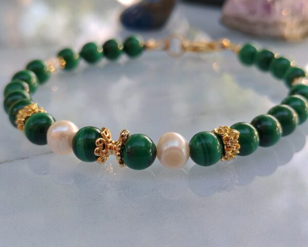 Bracelet fin en malachite, perles fines d eau douce, quartz craquelé et strass sur gold filled ( plaqué or supérieur) – Image 2