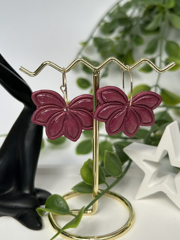 Boucles d’oreilles en pâte polymère « Fleur romantique et bohème » bordeaux – Image 2