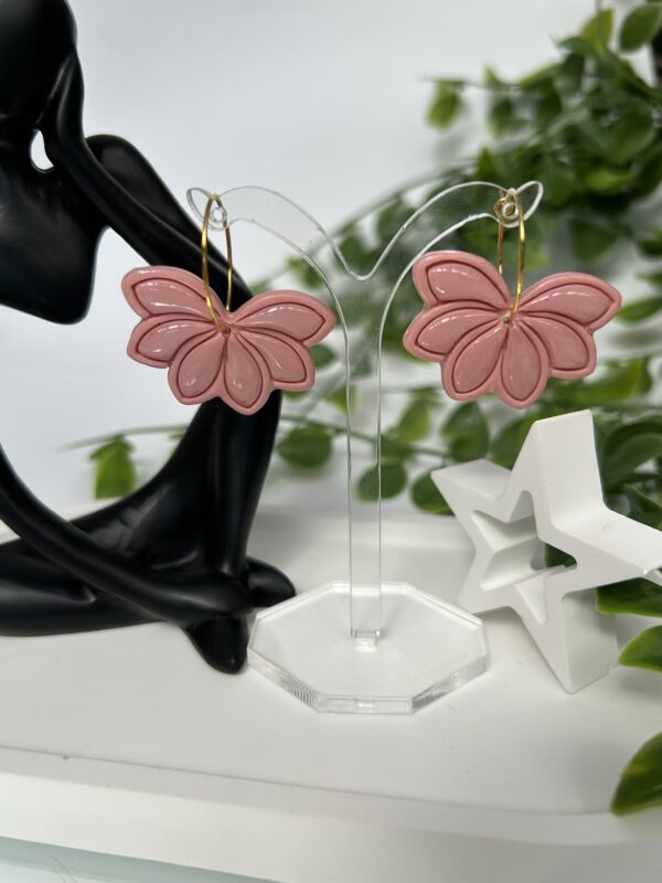 Boucles d’oreilles en pâte polymère « Fleur romantique et bohème » rose tendre