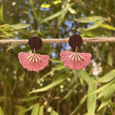 Boucles d’oreilles en pâte polymère, éventail et bois, rose