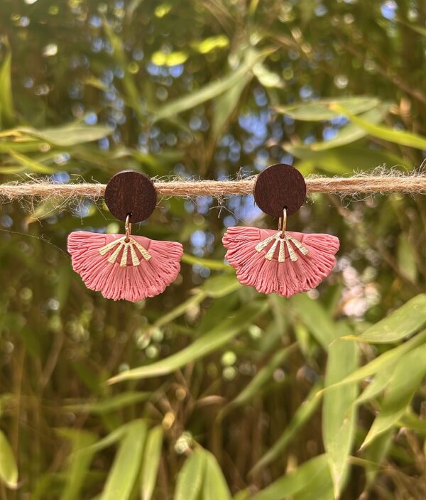 Boucles d’oreilles en pâte polymère, éventail et bois, rose