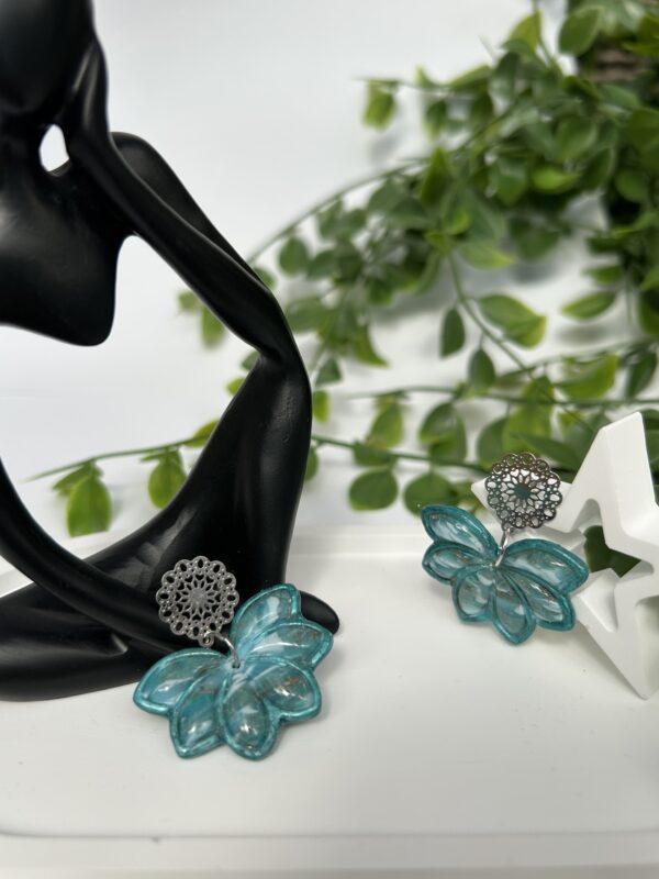 Boucles d’oreilles en pâte polymère « Fleur romantique et bohème » vertes – Image 3