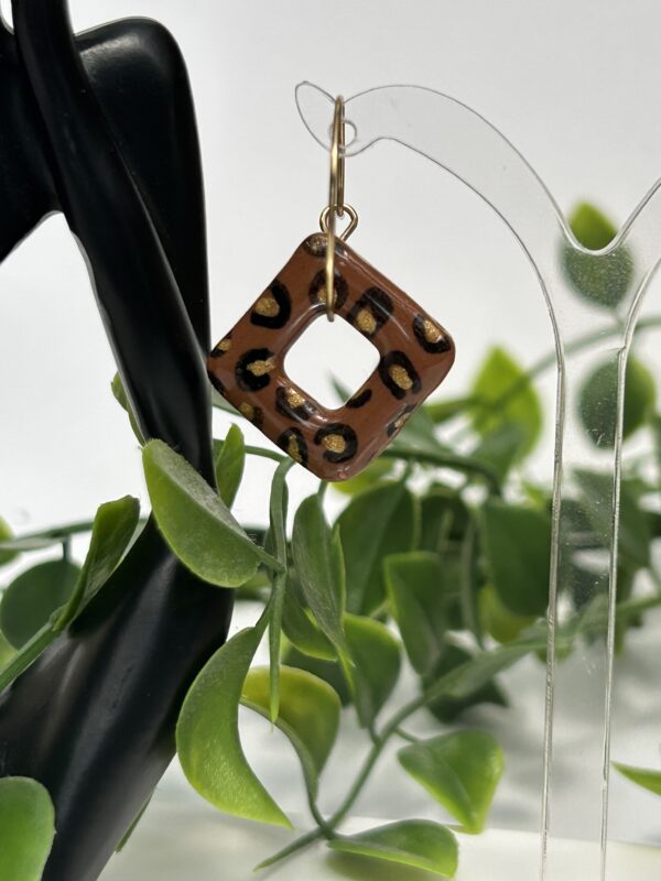 Boucles d’oreilles en pâte polymère « imprimé léopard » – Image 2