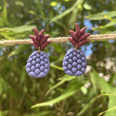 Boucles d’oreilles « Ananas » en pâte polymère, parme et bordeaux