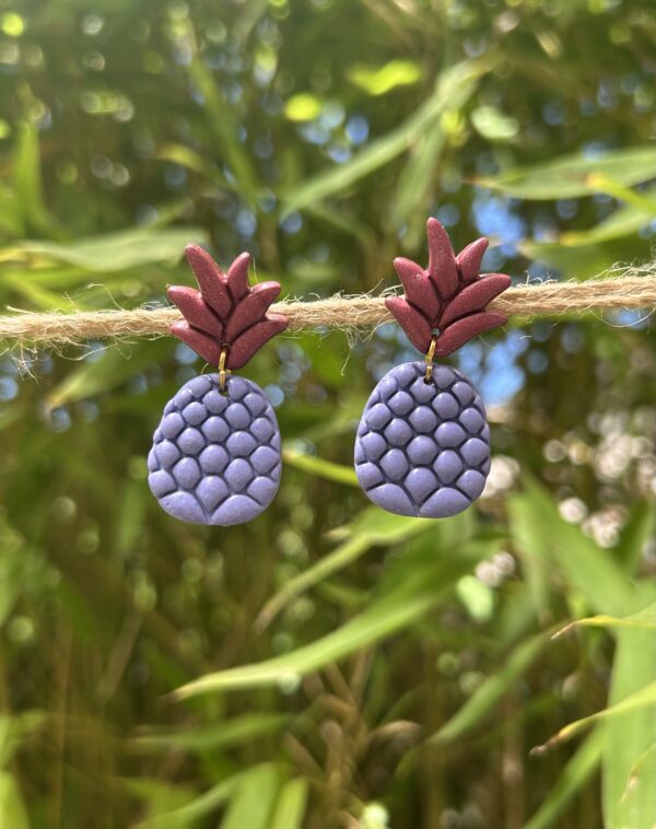 Boucles d’oreilles « Ananas » en pâte polymère, parme et bordeaux