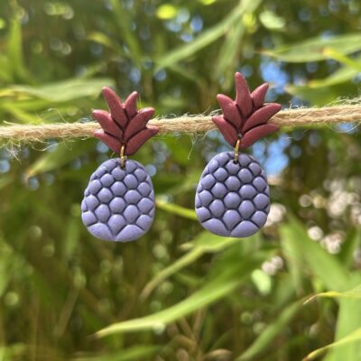 Boucles d’oreilles « Ananas » en pâte polymère, parme et bordeaux