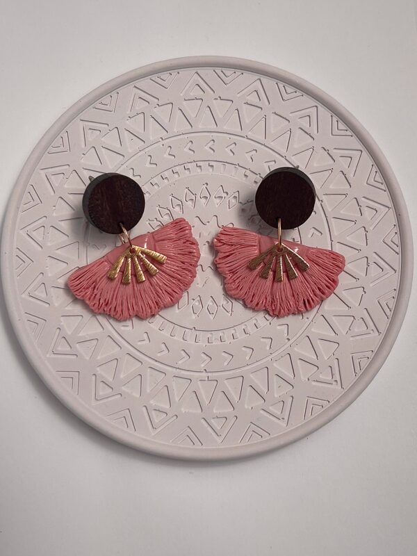 Boucles d’oreilles en pâte polymère, éventail et bois, rose – Image 2