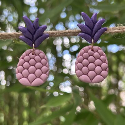 Boucles d’oreilles « Ananas » en pâte polymère, violet et rose tendre