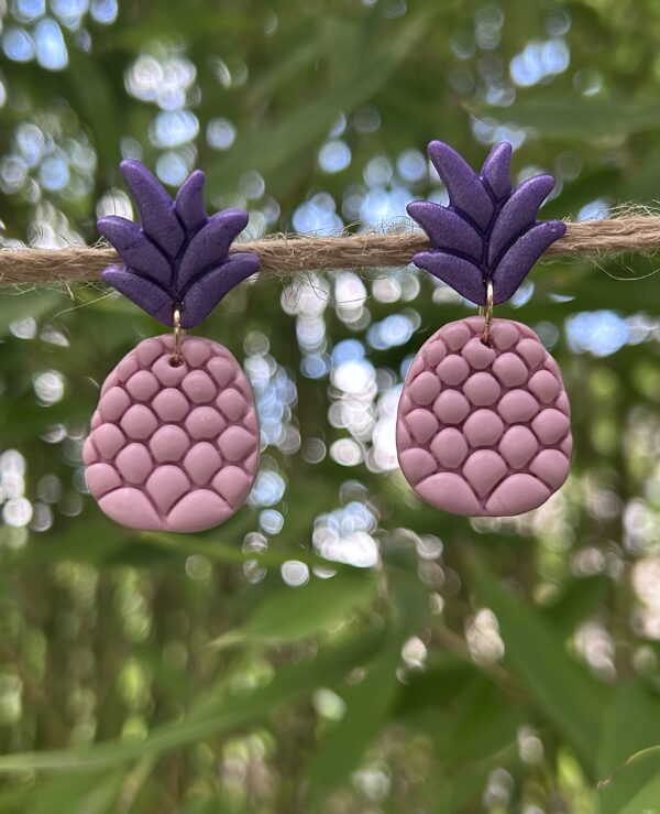 Boucles d’oreilles « Ananas » en pâte polymère, violet et rose tendre