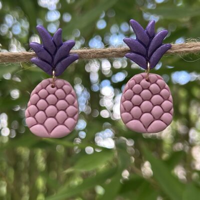 Boucles d’oreilles « Ananas » en pâte polymère, violet et rose tendre