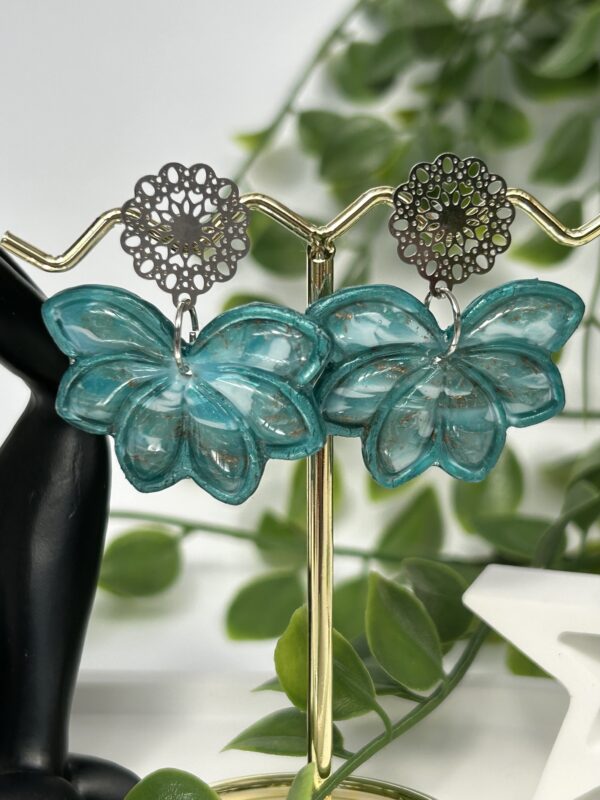 Boucles d’oreilles en pâte polymère « Fleur romantique et bohème » vertes – Image 2