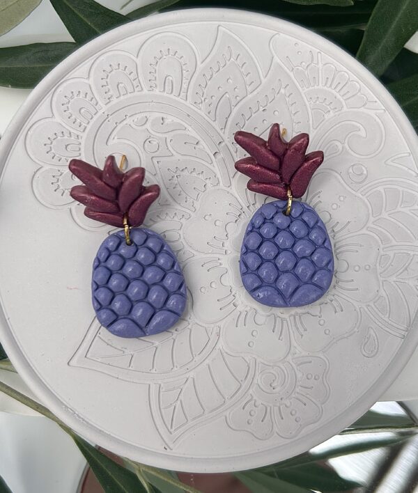 Boucles d’oreilles « Ananas » en pâte polymère, parme et bordeaux – Image 2