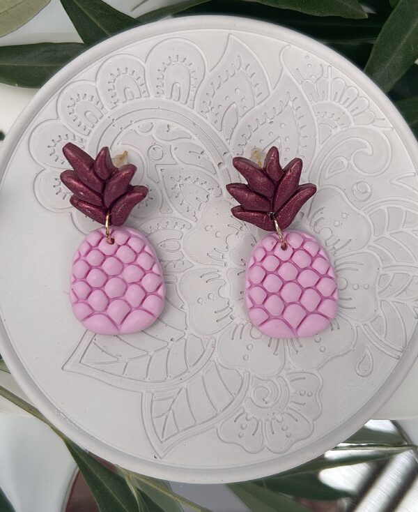 Boucles d’oreilles « Ananas » en pâte polymère, rose et bordeaux – Image 2