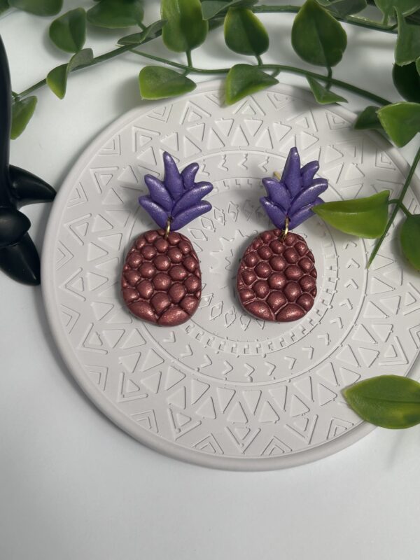 Boucles d’oreilles « ananas » en pâte polymère, framboise et violet – Image 2