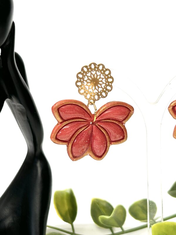 Boucles d’oreilles en pâte polymère « Fleur romantique bohème » orange et or – Image 3