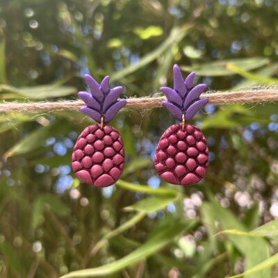 Boucles d’oreilles « ananas » en pâte polymère, framboise et violet