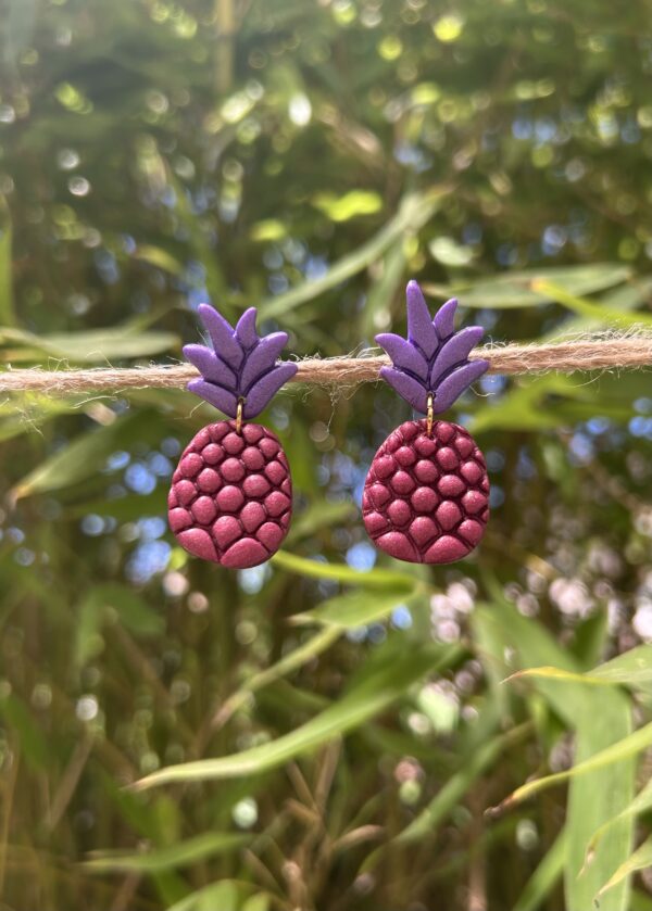 Boucles d’oreilles « ananas » en pâte polymère, framboise et violet