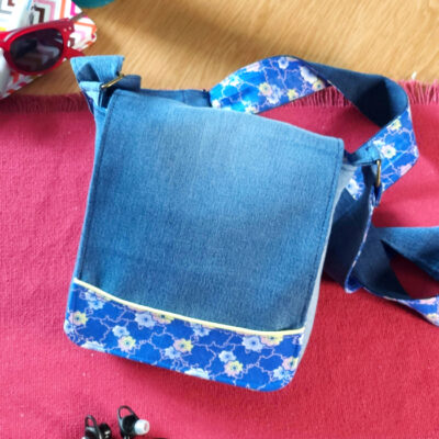 Besace en jean et tissu fleuri avec passepoil jaune – modèle Lou