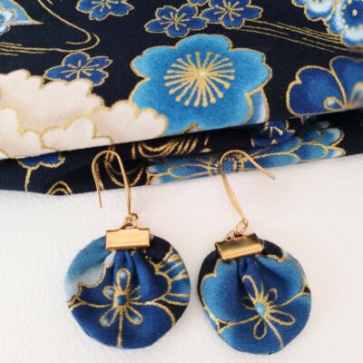 Boucles d'oreilles rondes fleurs bleues