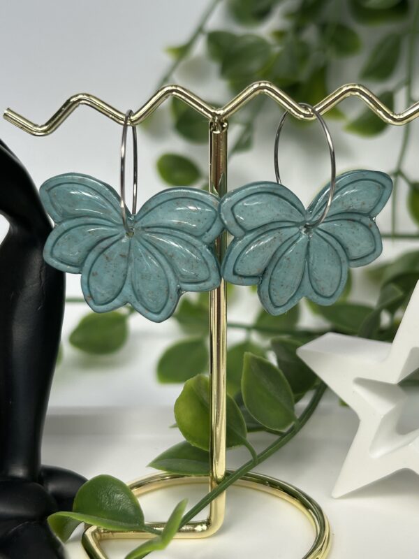 Boucles d’oreilles en pâte polymère « Fleur romantique et bohème » vert d’eau – Image 2