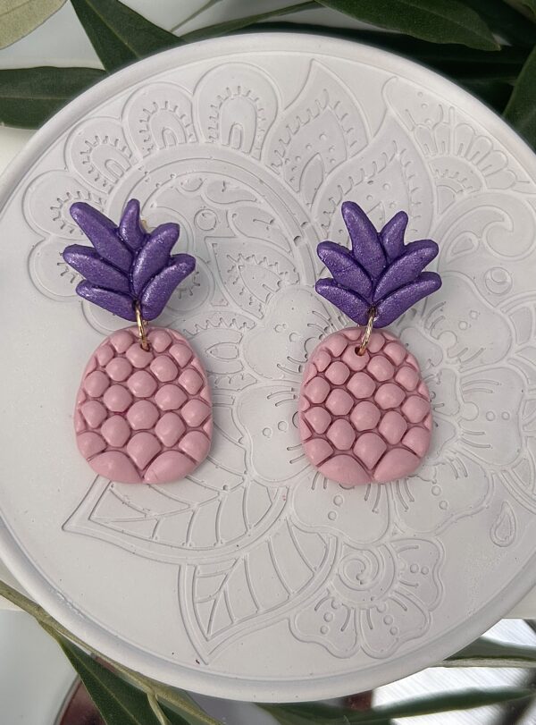 Boucles d’oreilles « Ananas » en pâte polymère, violet et rose tendre – Image 2