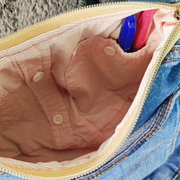 Intérieur du sac en tissu rayé avec poches intérieures