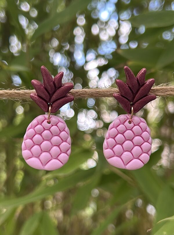 Boucles d’oreilles « Ananas » en pâte polymère, rose et bordeaux